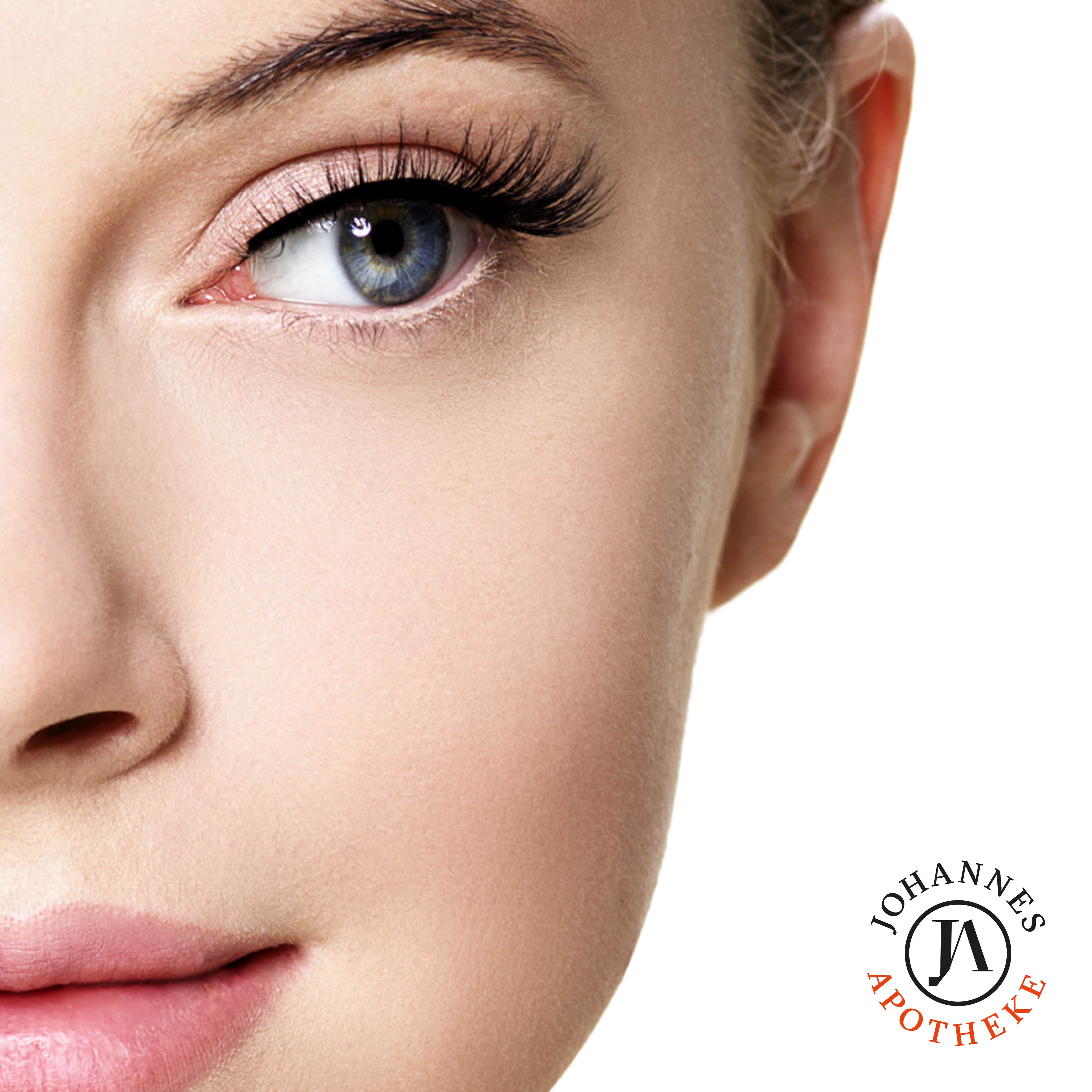 Symbolbild mit Detailaufnahme eines weiblichen Gesichts mit Fokus auf das Auge, daneben eine Pflegeprodukt vom Johannes Refugium und das Johannes-Refugium-Logo